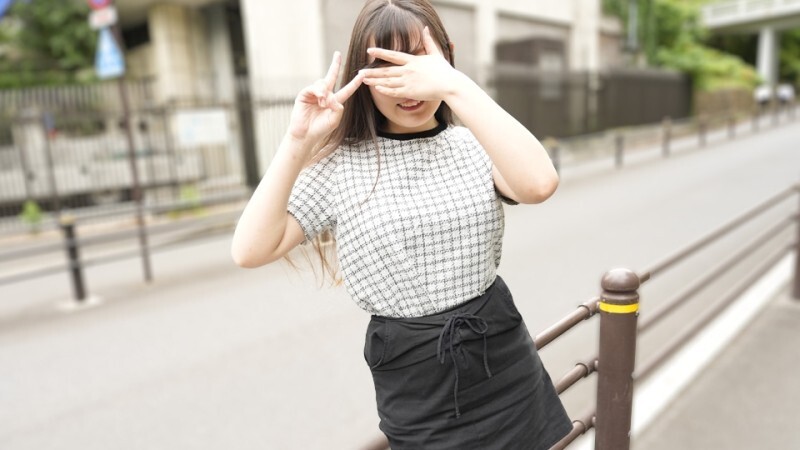 MUSUME-111125_01 一位资深女兵吐著舌头，摆出比出和平手势的颜艺表情。 – 反町智美