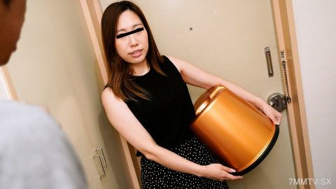 010523_772 拿张淫荡的椅子来！新手熟食店肥皂女士